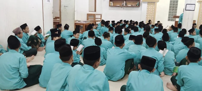 Santri Berjamaah di Kelas